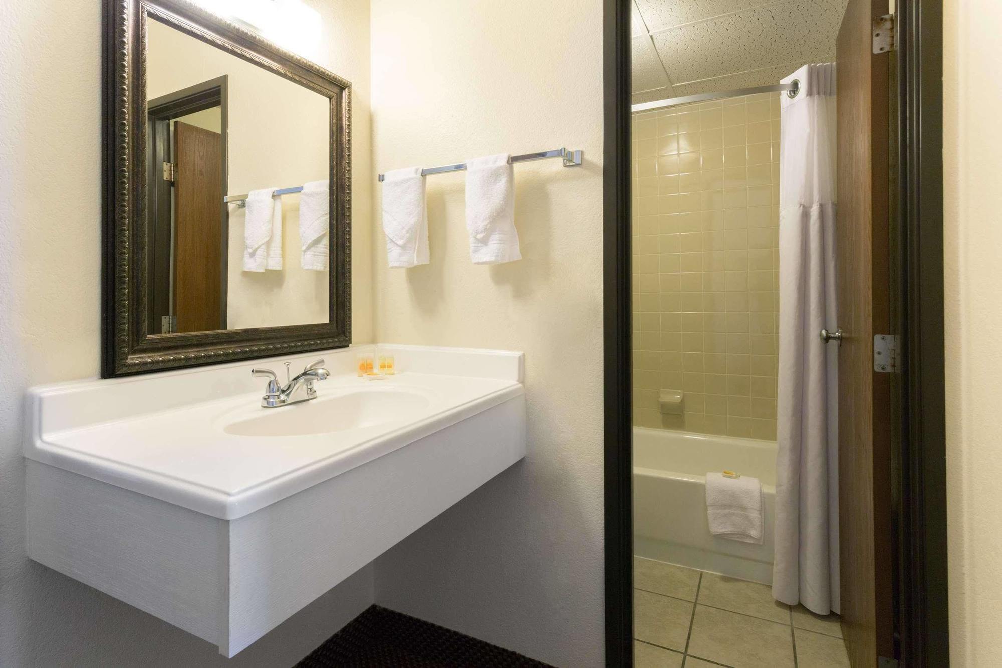 Days By Wyndham Collins Hotel Fort Collins